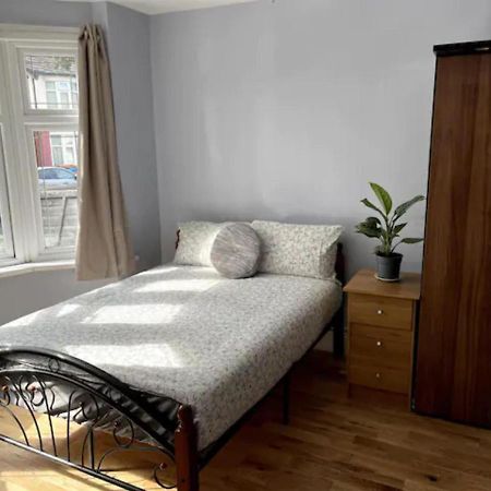 Modern 5 Bedroom Family House - 18 Mins To Station London Exterior photo