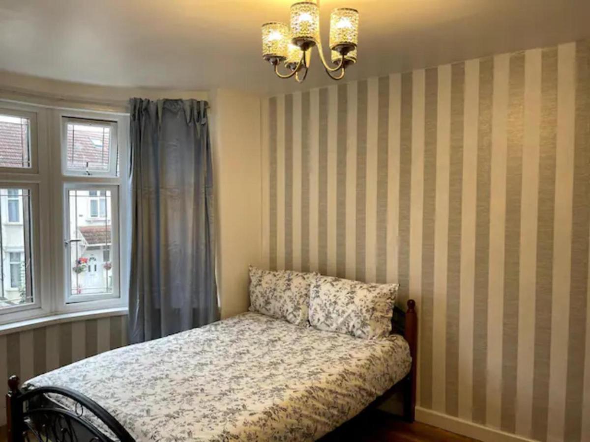 Modern 5 Bedroom Family House - 18 Mins To Station London Exterior photo