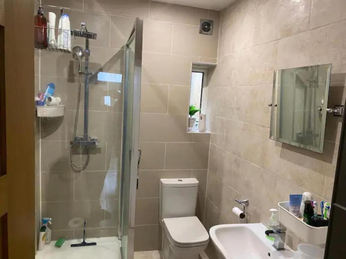 Modern 5 Bedroom Family House - 18 Mins To Station London Exterior photo